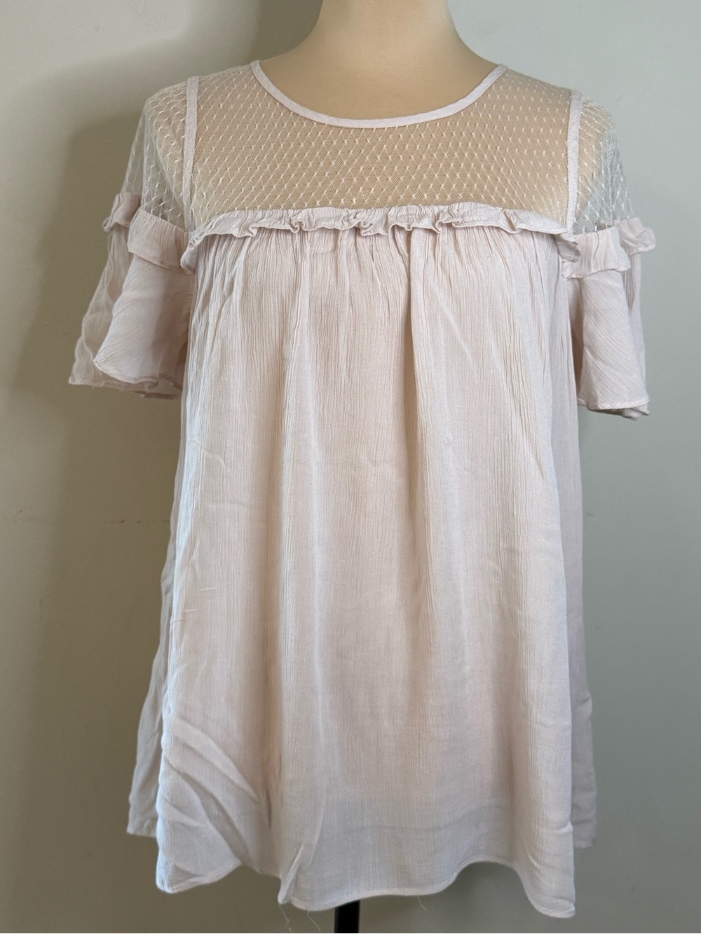 easel lace & gauzy short sleeve top in a light powder pink ruffles SZ SM